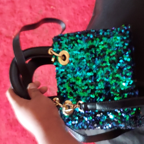 BNWOT Sequin Fashion Clutch looks blue and green when the sequins are in the sun - Picture 8 of 14